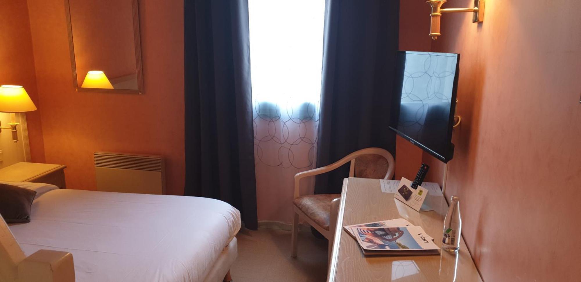 Logis L'Auberge Bourbonnaise Saint-Yorre Екстериор снимка
