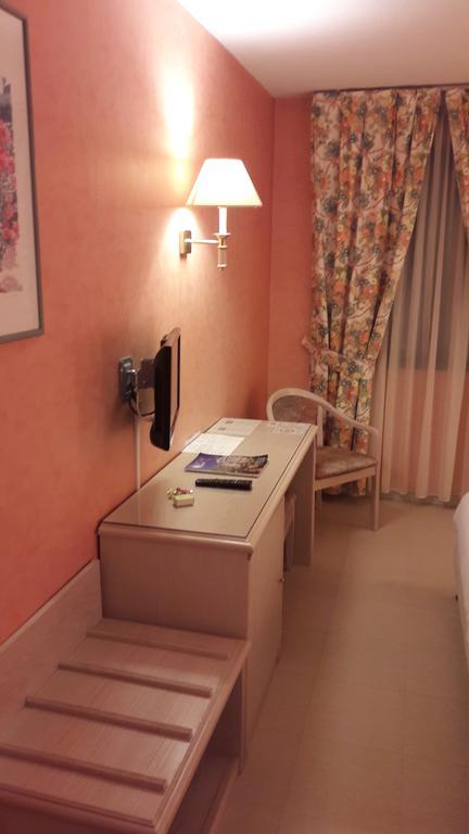 Logis L'Auberge Bourbonnaise Saint-Yorre Екстериор снимка