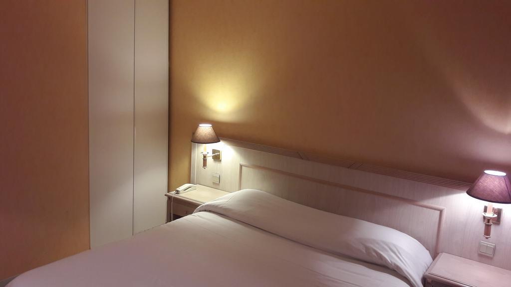 Logis L'Auberge Bourbonnaise Saint-Yorre Екстериор снимка