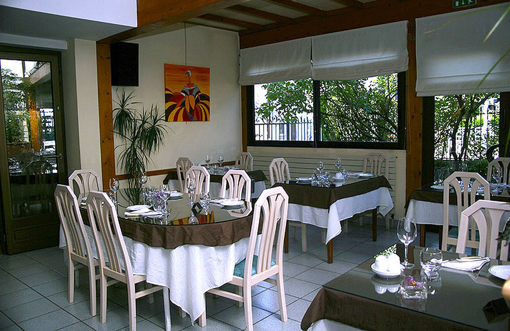 Logis L'Auberge Bourbonnaise Saint-Yorre Екстериор снимка