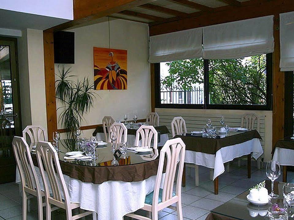 Logis L'Auberge Bourbonnaise Saint-Yorre Екстериор снимка